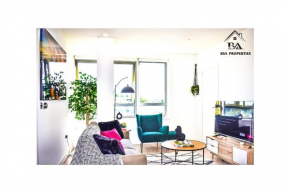 Modern 2 Bed 2 Bath Bracknell with Free Parking